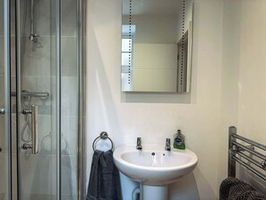 Ducha, secador de pelo y toallas