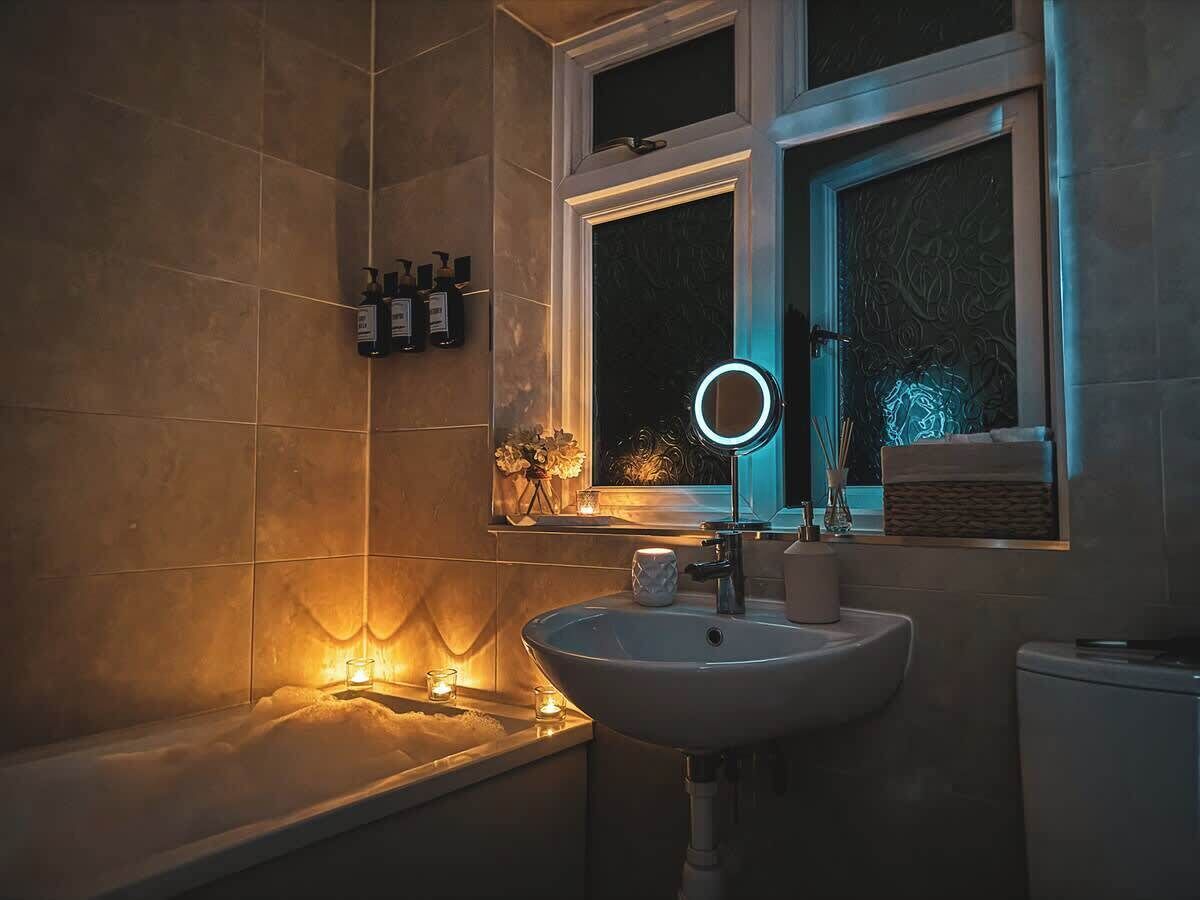 Een douche, een haardroger, handdoeken, zeep