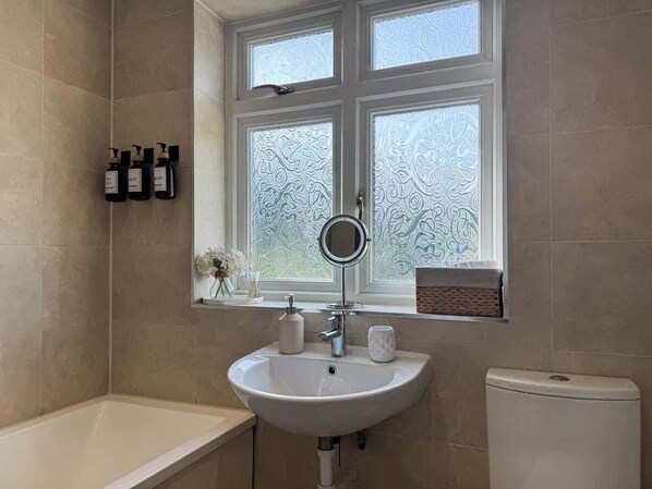 Een douche, een haardroger, handdoeken, zeep