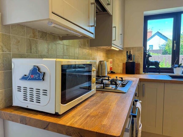 ثلاجة، ميكروويف، فرن، موقد طهي مسطح