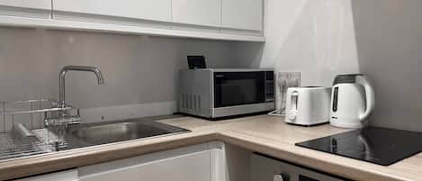 Réfrigérateur, four à micro-ondes, un four, surface de cuisson