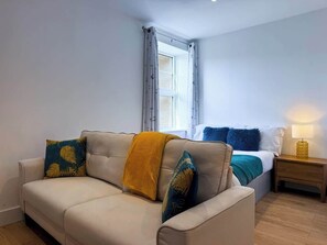 TV - Cosy Central Maidstone Suite | Perfect Location (Kent)