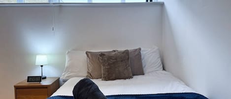 Escritorio, tabla de planchar con plancha, wifi y ropa de cama