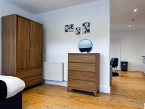 1 Schlafzimmer, Schreibtisch, Bügeleisen/Bügelbrett, WLAN