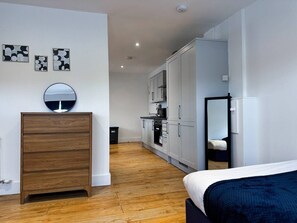 Desk, iron/ironing board, WiFi, bed sheets