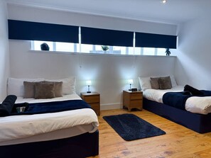 Een bureau, een strijkplank/strijkijzer, wifi, beddengoed