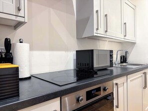 Een koelkast, een magnetron, een oven, een kookplaat