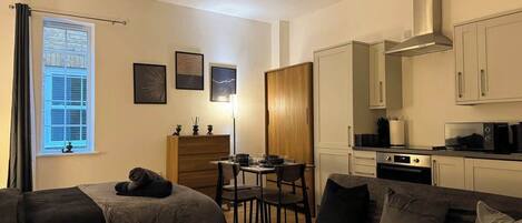 1 habitación, tabla de planchar con plancha, wifi y ropa de cama