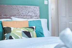 4 bedrooms, iron/ironing board, WiFi, bed sheets