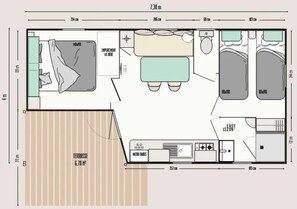 Grundriss eines Hotelzimmers mit Bett, kleinem Badezimmer, Küchenzeile und einer Sitzecke.