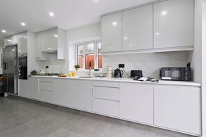 Fridge, microwave, oven, stovetop - Southampton Getaway | Huge Home + Garden Sleeps 10 (Blackfield)