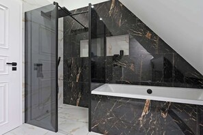 Een douche, een haardroger, handdoeken, zeep