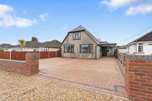 Exterior - Southampton Getaway | Huge Home + Garden Sleeps 10 (Blackfield)