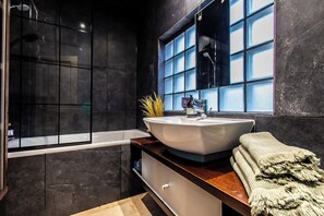 Dusche, Haartrockner, Handtücher, Seife