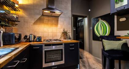 Chic & Stylish Apartment | Olive 77