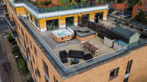 Penthouse with Private Hot Tub | Cambridge Station