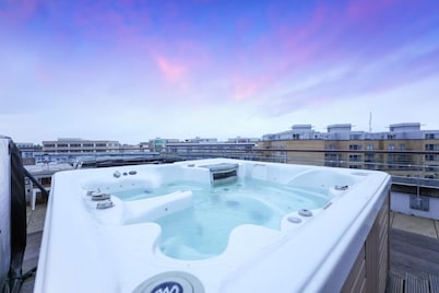 Penthouse with Private Hot Tub | Cambridge Station