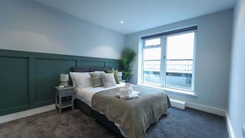 2 bedrooms, desk, WiFi