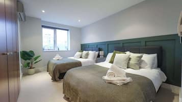 2 slaapkamers, een strijkplank/strijkijzer, reisbedje, wifi