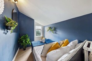 3 bedrooms, iron/ironing board, free WiFi, bed sheets - 3-Bed Home with Easy Access to Medway Hospital (Medway)