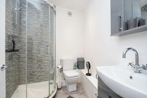 Shower, hair dryer, towels, soap - Relaxing Annexe | With Garden Access & Parking (Kent)