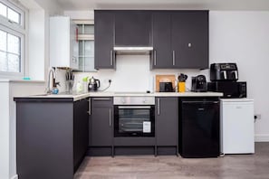 Kjøleskap, mikrobølgeovn, ovn og kokeplater