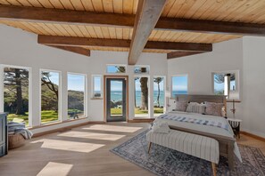 2 bedrooms, Internet, bed sheets - Oceanfront escape with beach access, private hot tub and game room (Gold Beach)