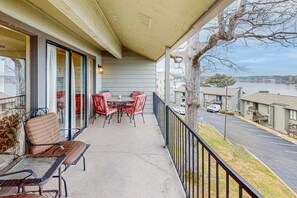 Outdoor dining - Enjoy the View, Cozy Condo, Community Pool, and Pickleball Courts (Hot Springs)