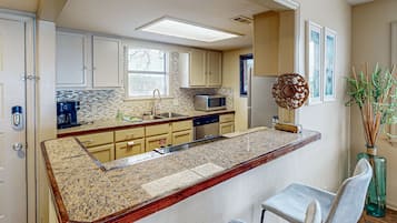 Geladeira, micro-ondas, fogão, cooktop
