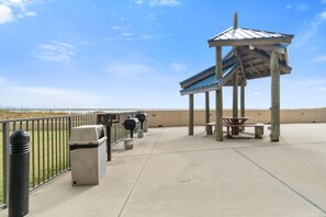 Condo, 1 King Bed with Sofa bed (Phoenix V 614) | Outdoor dining