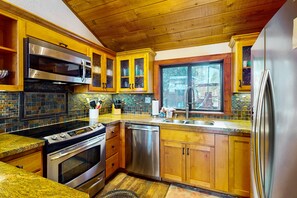 Een koelkast, een microgolfoven, een oven, een kookplaat