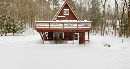 Cozy duplex, first floor unit w/ kitchen, shared fire pit, lake access, wifi, TV
