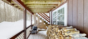 Cozy duplex, first floor unit w/ kitchen, shared fire pit, lake access, wifi, TV