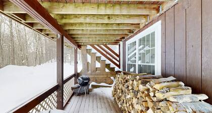 Cozy duplex, first floor unit w/ kitchen, shared fire pit, lake access, wifi, TV