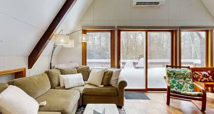 Cozy duplex, upper floor w/ balcony, mountain views, lake access, BBQ, fire pit