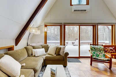 Cozy duplex, upper floor w/ balcony, mountain views, lake access, BBQ, fire pit