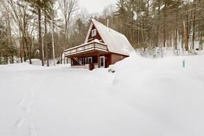 Exterior - Cozy A-frame duplex w/ balcony, mountain views, lake access, fire pit, bbq, wifi (Ludlow)