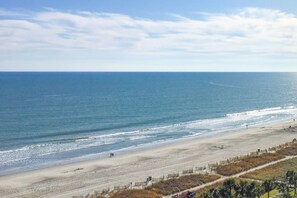 On the beach - Oceanview condo with pool, hot tub, private balcony &amp; beach access (Myrtle Beach)