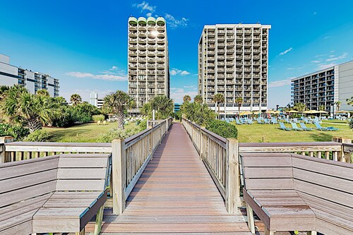 Oceanview condo with pool, hot tub, private balcony & beach access