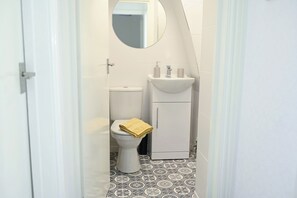 Douche, sèche-cheveux, serviettes fournies, savon