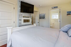 2 bedrooms, iron/ironing board, internet, bed sheets