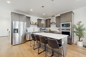 Kylskåp, mikrov ågsugn, ugn och spishäll