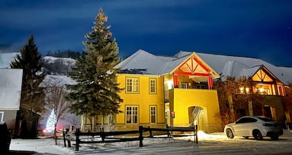 The Bogie Basecamp (Ski-in/out)