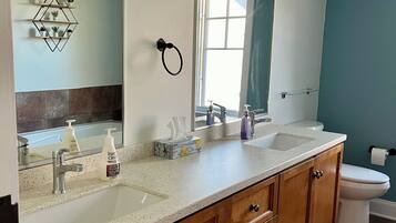 Baignoire Ă jets, sĂšche-cheveux, serviettes fournies, savon