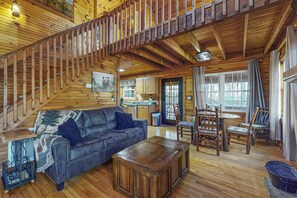 TV, fireplace - Cozy cabin with hot tub, screened porch, firepit & serene wooded seclusion (Sautee Nacoochee)