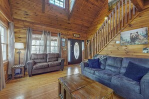 TV, fireplace - Cozy cabin with hot tub, screened porch, firepit & serene wooded seclusion (Sautee Nacoochee)