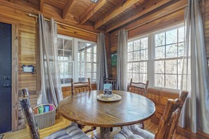 Dining - Cozy cabin with hot tub, screened porch, firepit & serene wooded seclusion (Sautee Nacoochee)