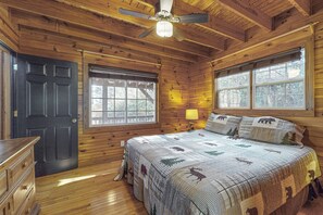 2 bedrooms, iron/ironing board, Internet, bed sheets - Cozy cabin with hot tub, screened porch, firepit & serene wooded seclusion (Sautee Nacoochee)