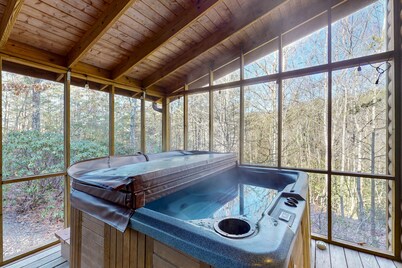 Cozy cabin with hot tub, screened porch, firepit & serene wooded seclusion