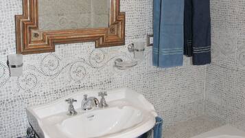 SĂšche-cheveux, bidet, serviettes fournies, savon